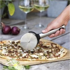 Kochen & Backen Zubehör XavaX Pizzaschneider (22cm) Küchenutensil Schwarz -Raclette Grills Verkaufsgeschäft c7e0a890 849b 42a4 aceb 63a6851e863f 600x600